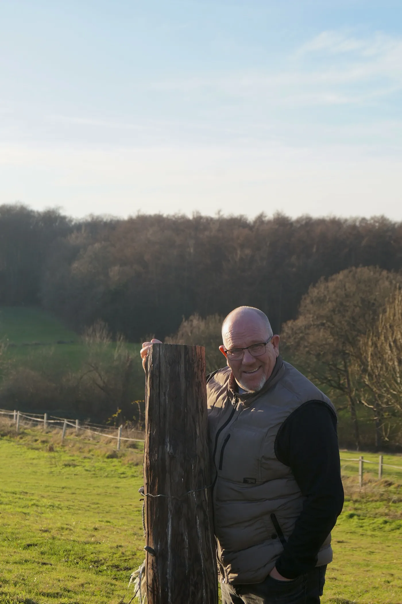 Frank-Stephan Illge, Gründer von Alltagsheroes, draußen am Feld
